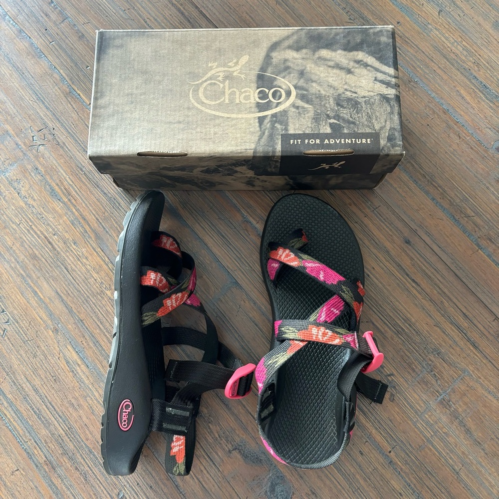 Chaco size 9 Z2 classic sandals in florist print with original box